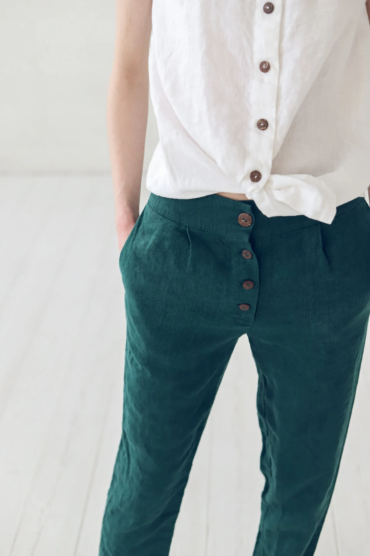 Women's linen cropped trousers - Image 6