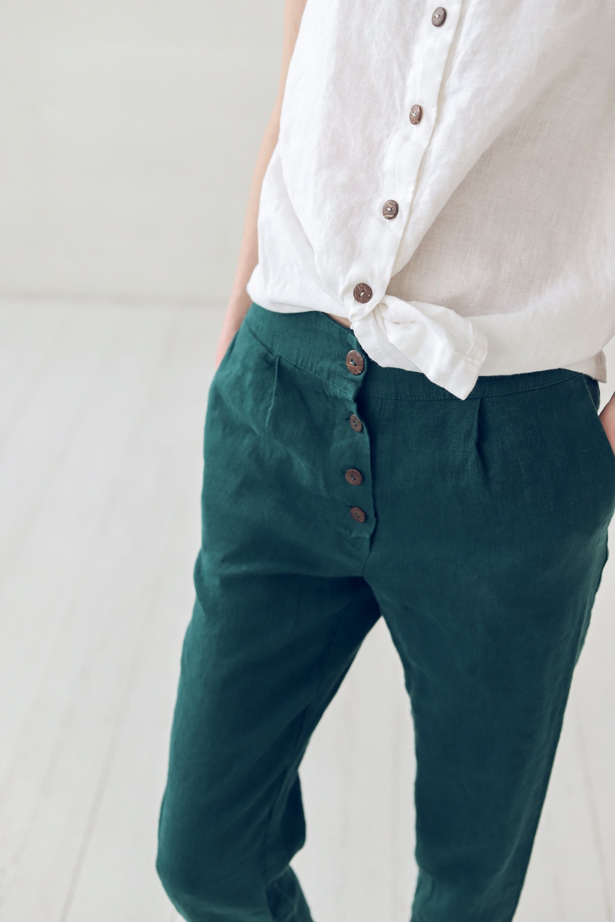Women's linen cropped trousers - Image 5