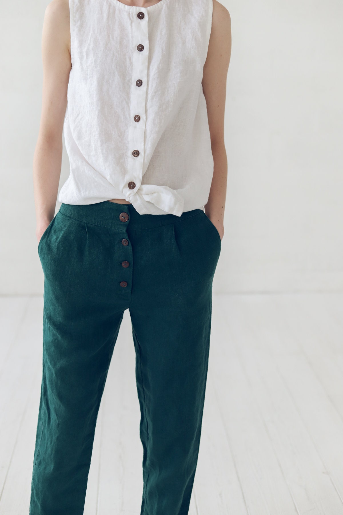 Women's linen cropped trousers - Image 4
